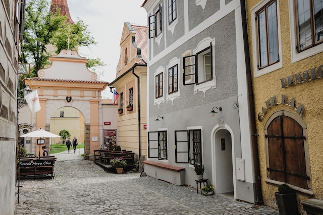 モナステリー ガーデン ビストロ & ルームズ