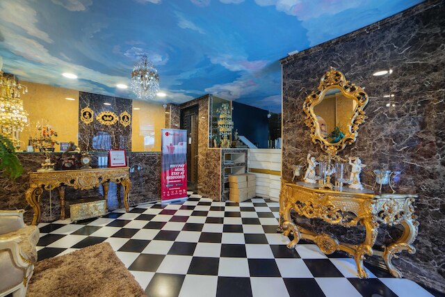 レッドドアーズ プラス アット アギレー アベニュー BF ホームズ