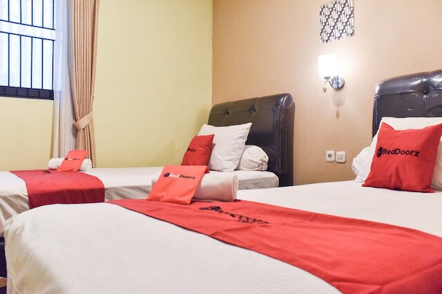 レッドドアーズ、スラバヤ タウン スクエア近く