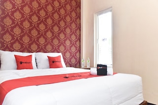 レッドドアーズ シャリア、バトュ ナイト スペクタキュラアー近く