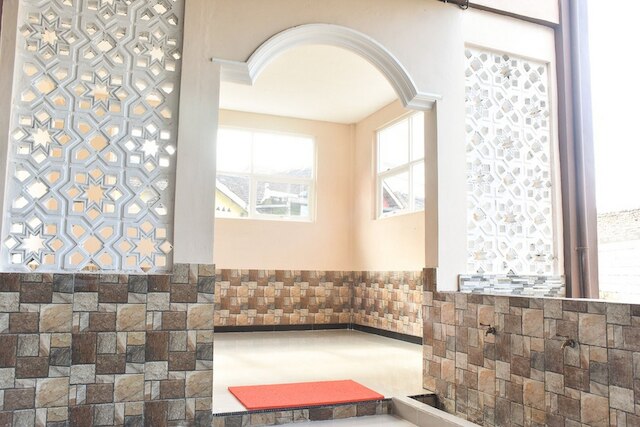 レッドドアーズ シャリア、バトュ ナイト スペクタキュラアー近く