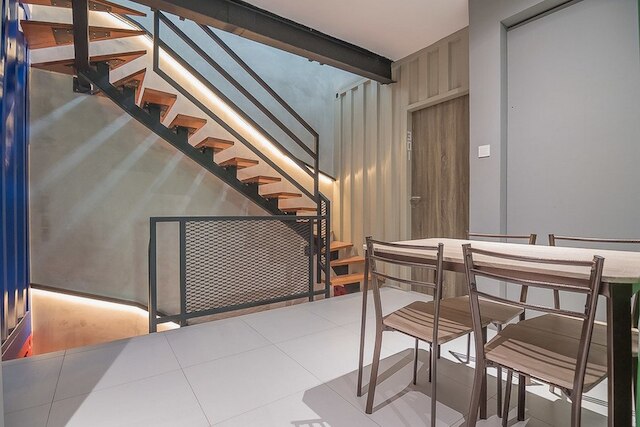 レッドドアーズ、タマン レジョムリオ近く