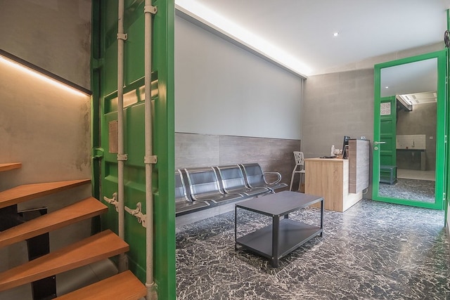 レッドドアーズ、タマン レジョムリオ近く