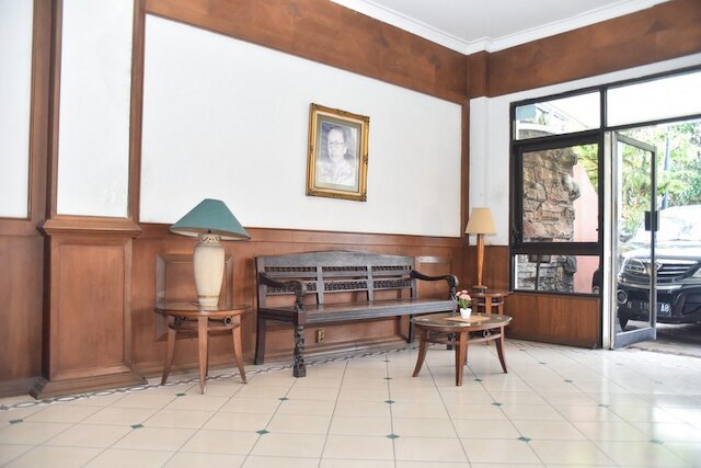 レッドドアーズ、カンパン ワルナ ワルニ近く