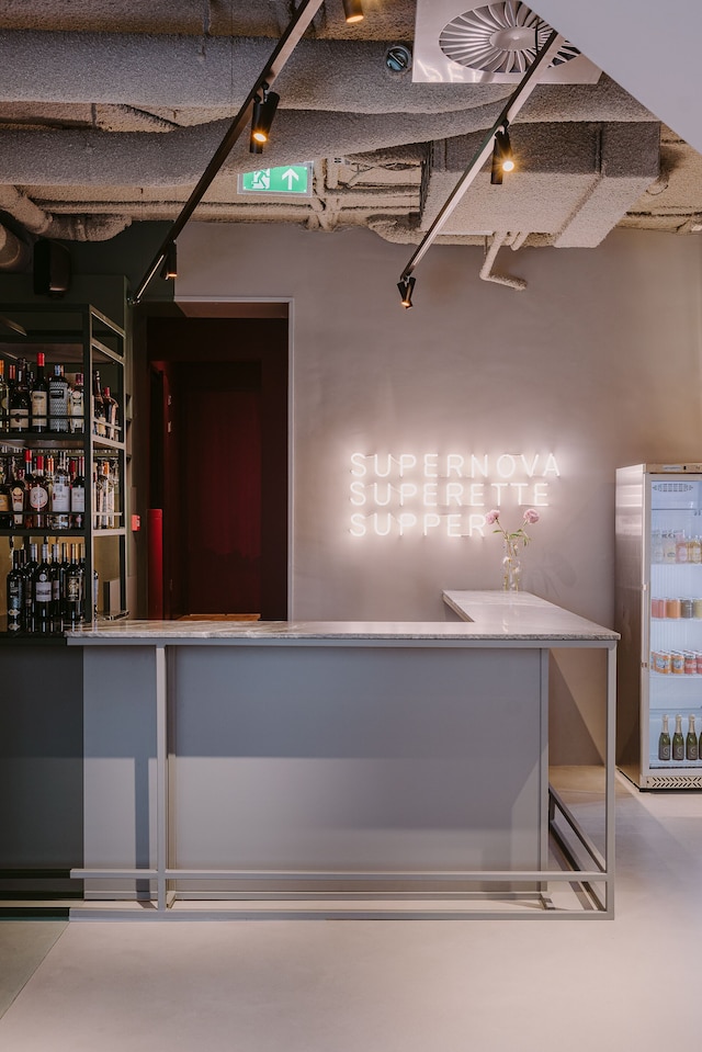 スーパーノヴァ ホテル