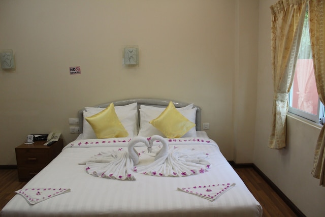 ロウ カ ティット サー ホテル