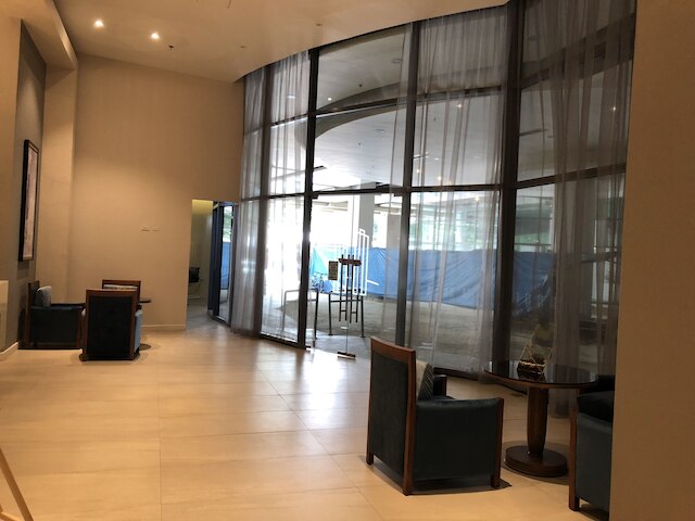 ホライズンズ 101 の快適な家具付きの部屋