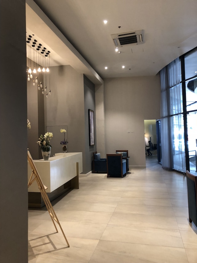 ホライズンズ 101 の快適な家具付きの部屋