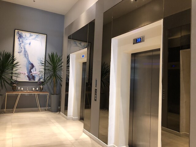 ホライズンズ 101 の快適な家具付きの部屋