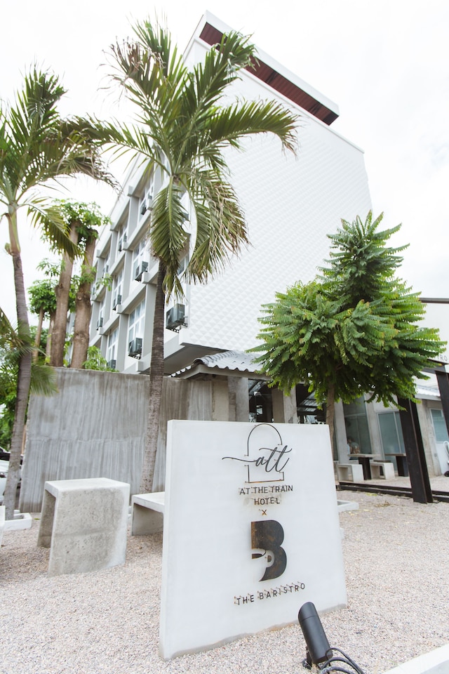 アット ザ トレイン