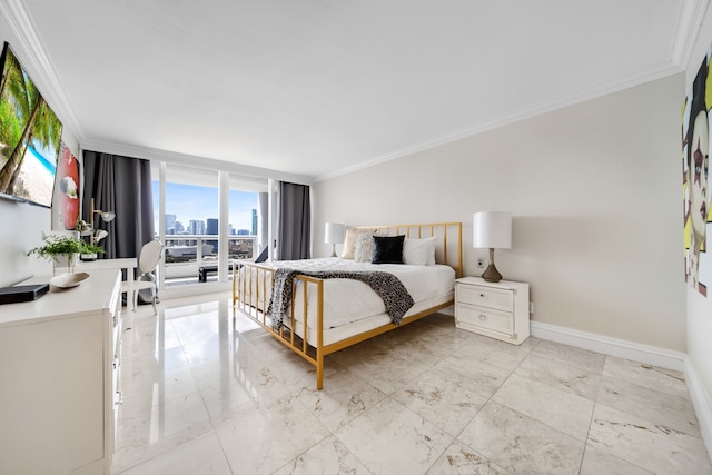 湾を見渡すバルコニー付きコンドミニアム