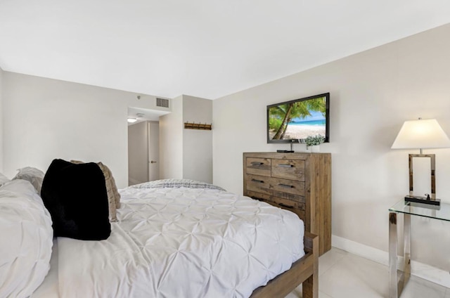 湾を見渡すバルコニー付きコンドミニアム