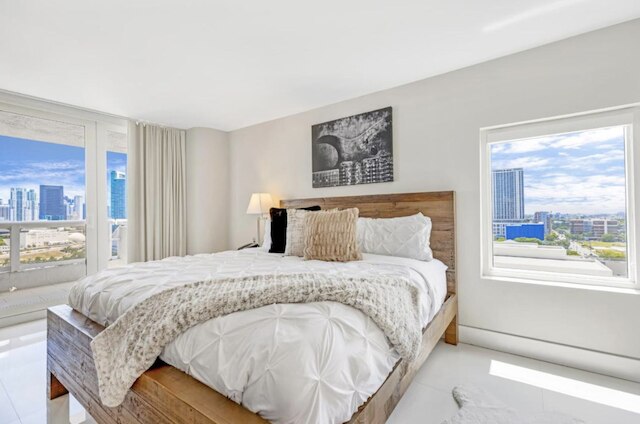 湾を見渡すバルコニー付きコンドミニアム