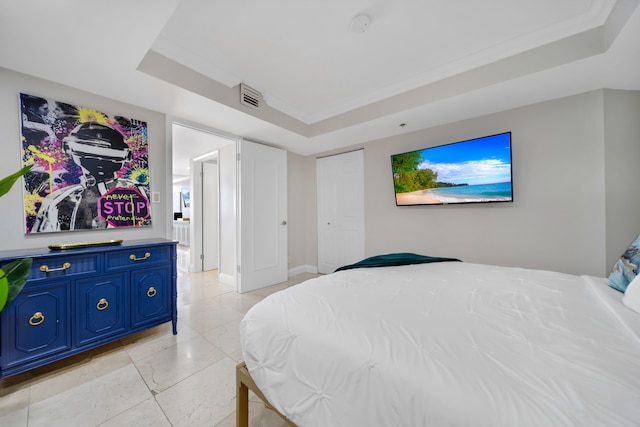 湾を見渡すバルコニー付きコンドミニアム