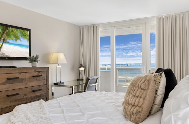 湾を見渡すバルコニー付きコンドミニアム