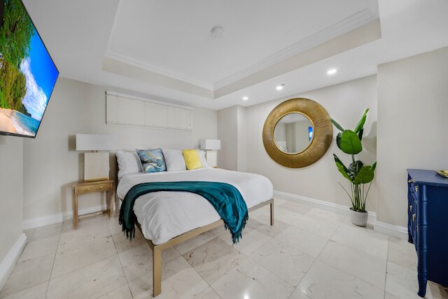 湾を見渡すバルコニー付きコンドミニアム