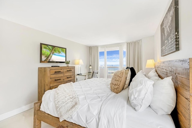 湾を見渡すバルコニー付きコンドミニアム