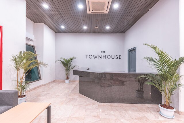 スーパー OYO タウンハウス 2 ホテル グヌン サハリ