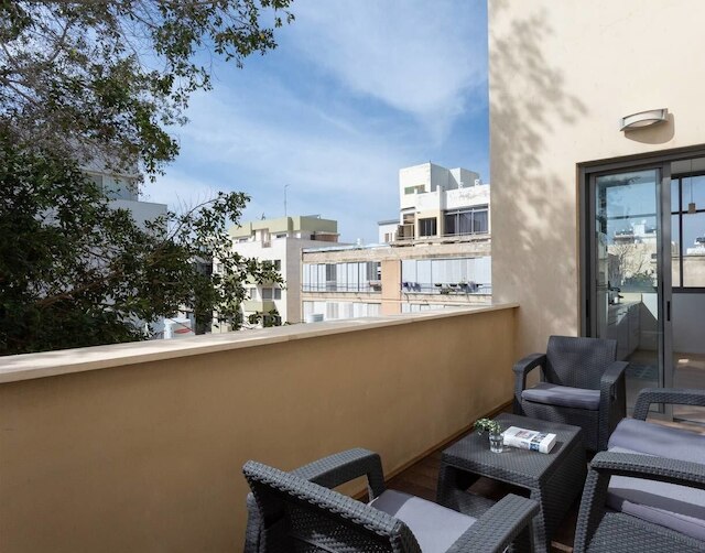 アドーラブル 2 ベッドルーム ニア シェンキン バイ ホーリーゲスト