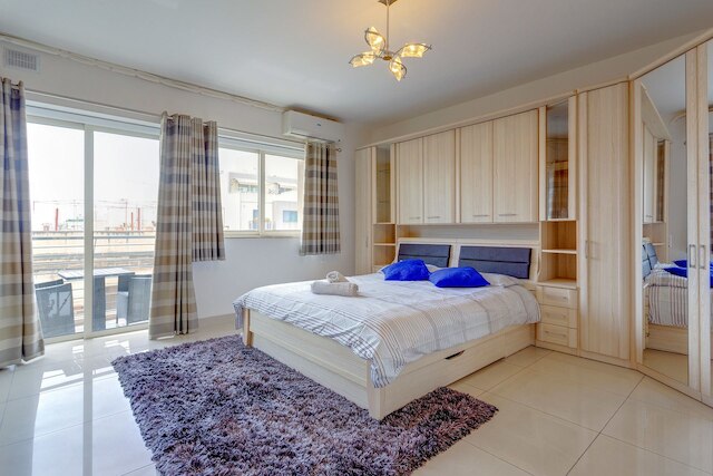 中心にあり広々としたアパートメント、WiFi とバルコニー付き