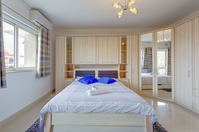 中心にあり広々としたアパートメント、WiFi とバルコニー付き