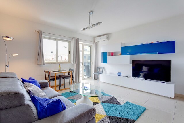 中心にあり広々としたアパートメント、WiFi とバルコニー付き