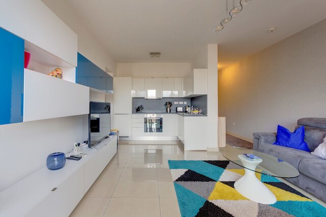 中心にあり広々としたアパートメント、WiFi とバルコニー付き