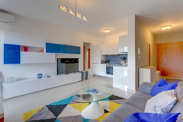 中心にあり広々としたアパートメント、WiFi とバルコニー付き