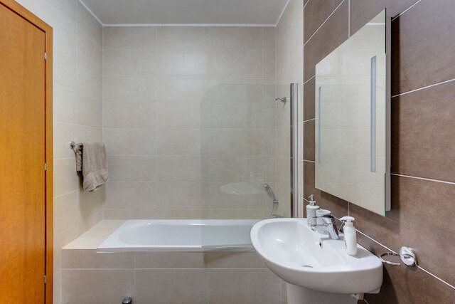 中心にあり広々としたアパートメント、WiFi とバルコニー付き