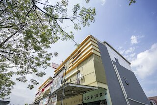 OYO ライフ 570 ペソナ アスリ ホームステイ シャリア