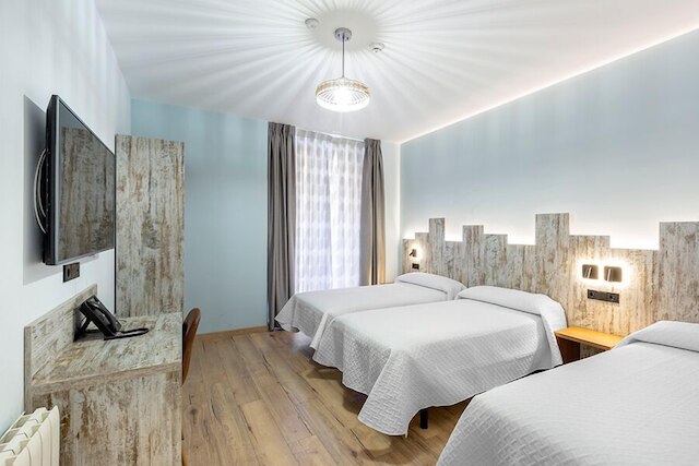 ホスタル アントン マーティン