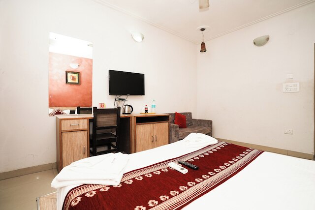 ホテル オム パラダイス ニア IGI デリー エアポート