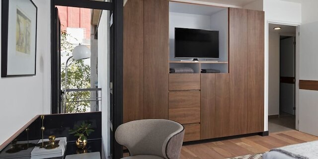 パーフェクト モダネーション アパートメント、Mr.W