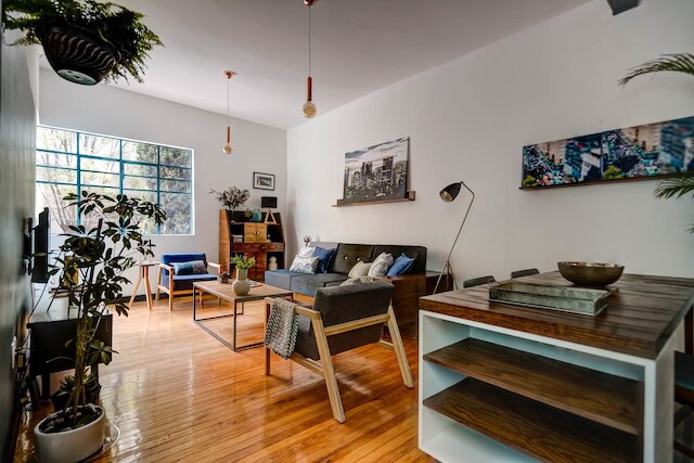 オールド スクール アパートメント、Mr.W