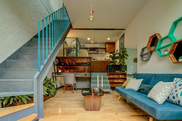 バーズ ビュー PH、Mr.W