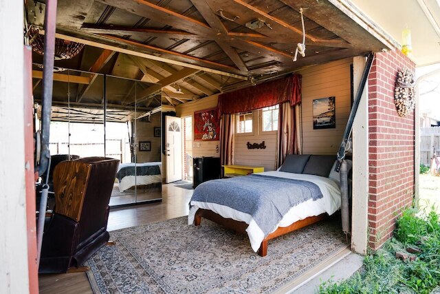 カーサ デ ヘンリチ & ザ デン スペーシャス バックヤード