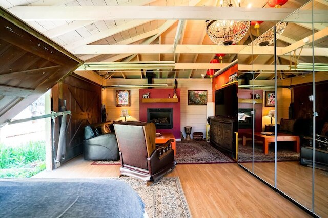 カーサ デ ヘンリチ & ザ デン スペーシャス バックヤード