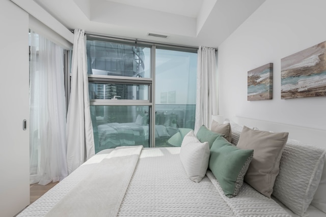 エレガント コンド ウィズ スタンニング レイク & ビューズ