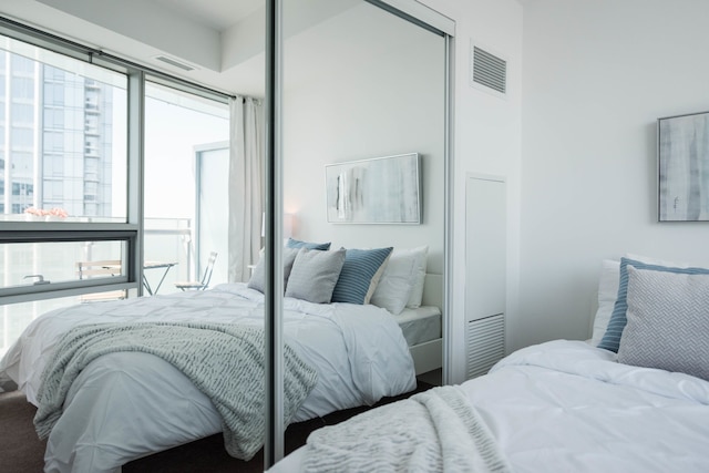 エレガント コンド ウィズ スタンニング レイク & ビューズ