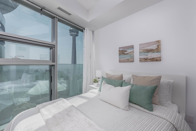 エレガント コンド ウィズ スタンニング レイク & ビューズ