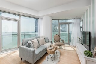 エレガント コンド ウィズ スタンニング レイク & ビューズ