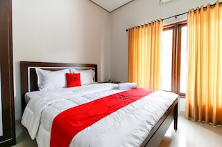 レッドドアーズ アット ジャラン パラガン