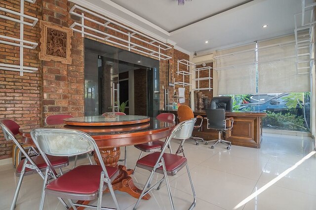 レッドドアーズ プラス ニア ケンブリッジ シティ スクエア 2