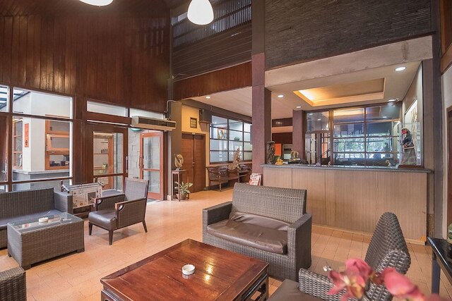 レッドドアーズ プラス ニア ミュージアム ジオロジ バンドン