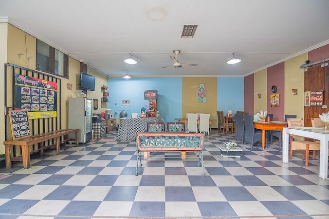 レッドドアーズ ニア エグジット トール パスツール 3