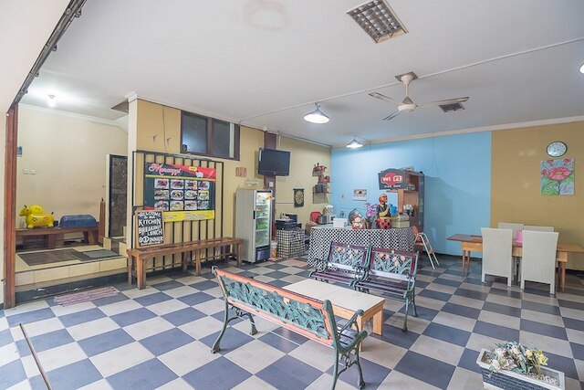 レッドドアーズ ニア エグジット トール パスツール 3