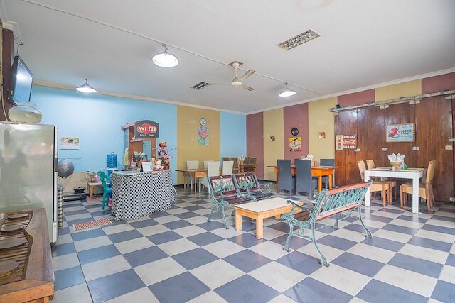 レッドドアーズ ニア エグジット トール パスツール 3