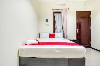 レッドドアーズ シャリアー アット ケティンタン スラバヤ