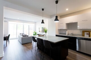 ルーフトップ パティオ付きの新しいベッドルーム 3 室