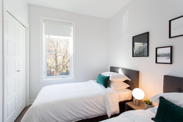 ルーフトップ パティオ付きの新しいベッドルーム 3 室